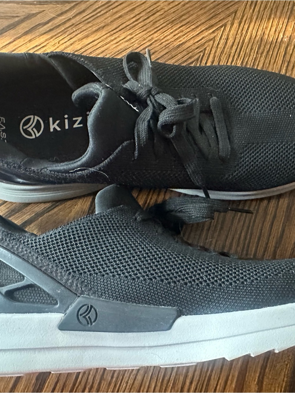 KIZIK ATHENS Men's 7.5 Women's 9 Black White Hands Free Running Shoes